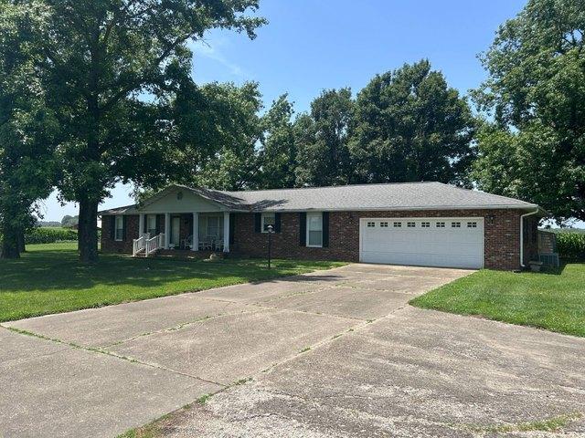 House for sale in Fairfield, Illinois