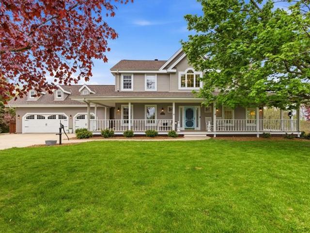 House for sale in North Prairie, Wisconsin