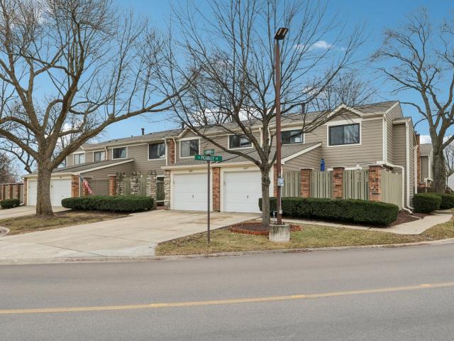 Townhouse for sale in Mount Prospect, Illinois