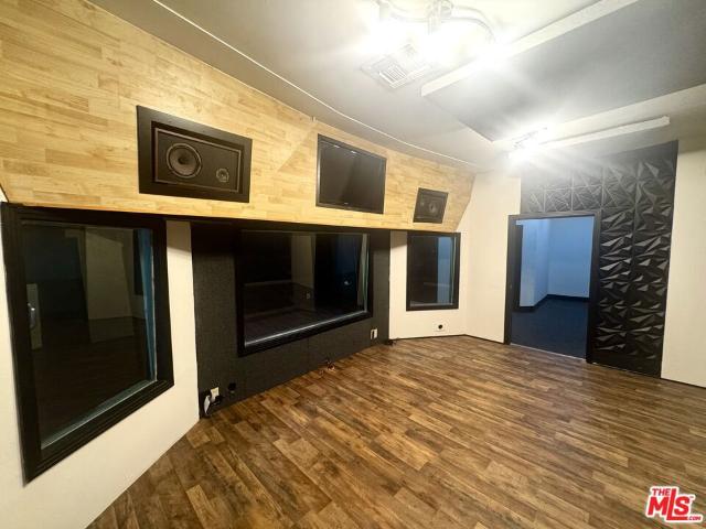 Commercial for rent in North Hollywood Neighborhood Council District, Canoga Park