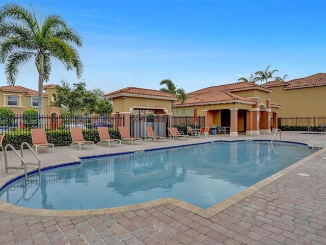 Townhouse for rent in Pembroke Pines, Florida