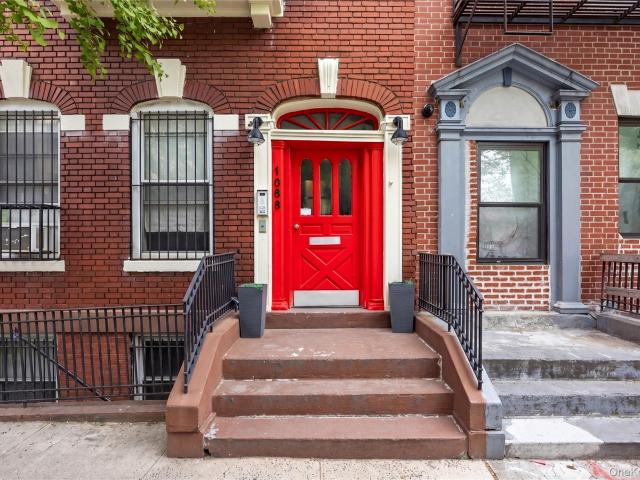 House for sale in The Bronx, Arverne