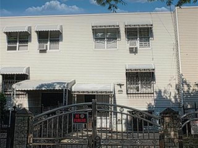 House for sale in The Bronx, Arverne