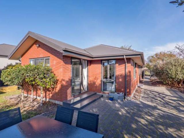 House for sale in Chaslands, Canterbury