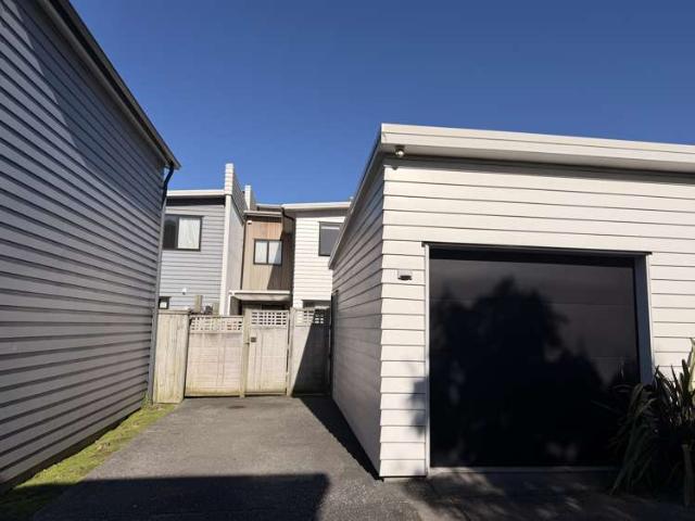 Townhouse for rent in Paremoremo, Oroua County