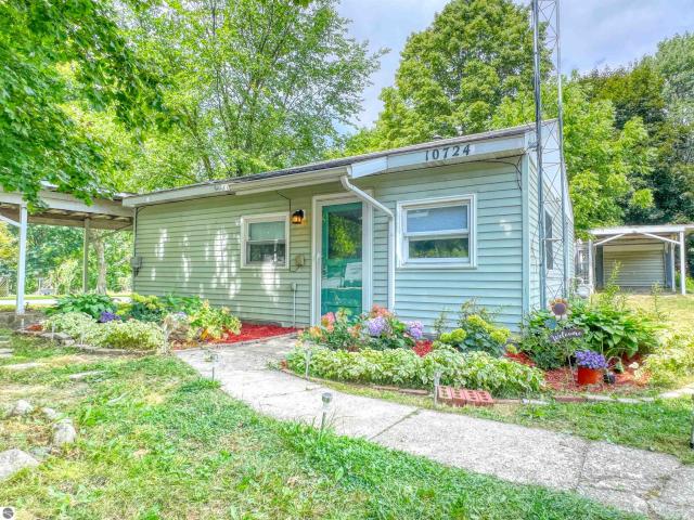 House for sale in Chippewa Lake, Chippewa Township
