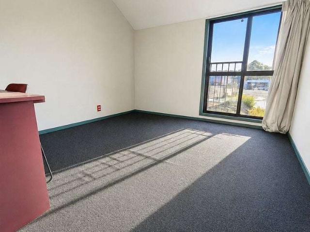 Townhouse for rent in Chaslands, Canterbury