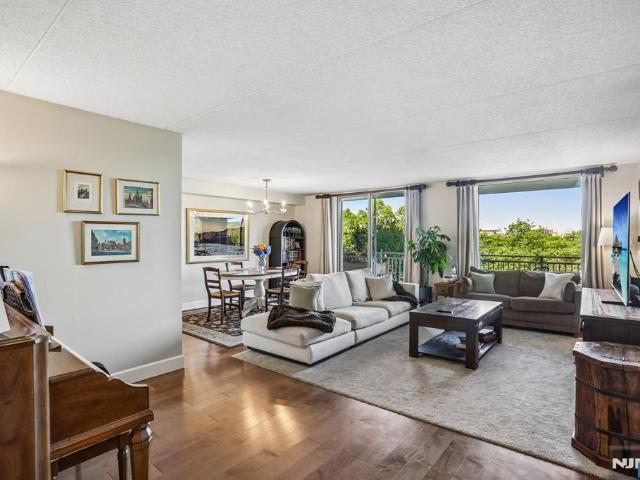 Condo for sale in Edgewater, New Jersey