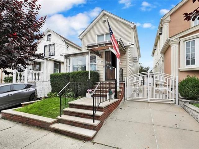 House for sale in Queens, Arverne