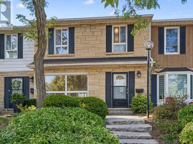 Townhouse for sale in Burlington, Golden Horseshoe