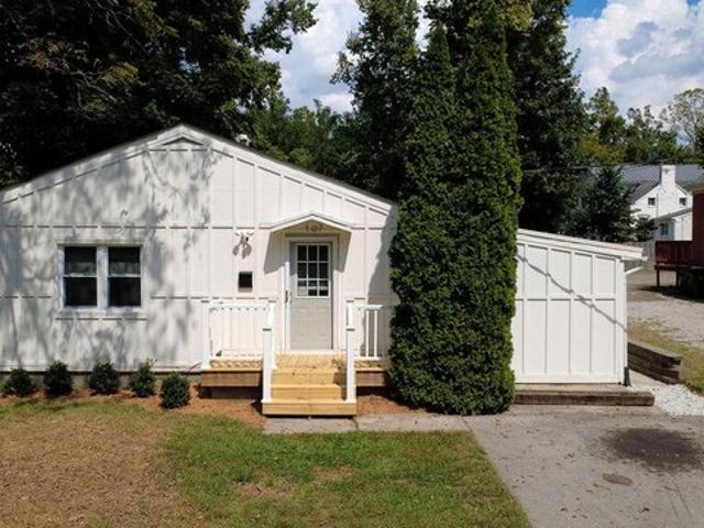 House for sale in Woodford Village, Versailles