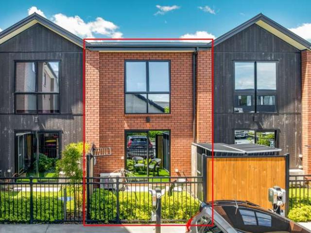 Townhouse for sale in Addington, Canterbury