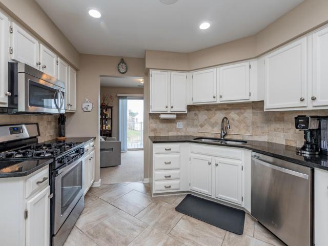 Townhouse for sale in Great Lakes, Illinois