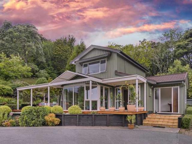 House for sale in Sandspit