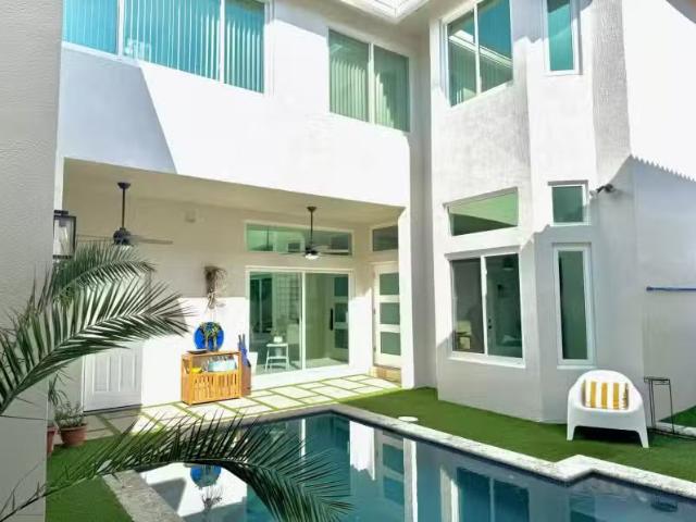 House for sale in Hollywood