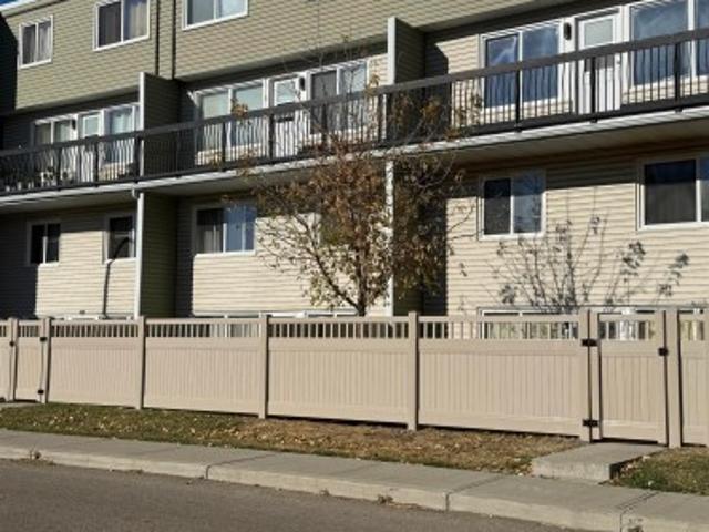 Townhouse for sale in Wedgewood, Alberta