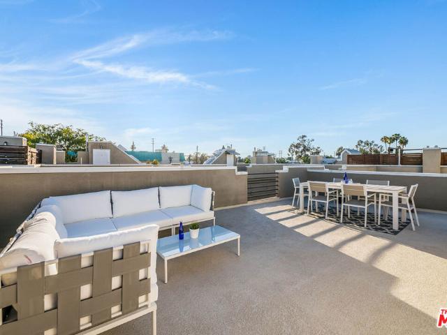 Townhouse for sale in Canoga Park, California