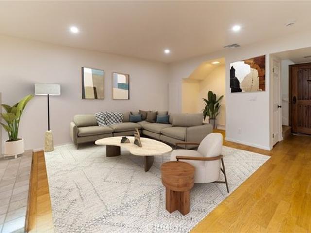 Townhouse for sale in Studio City Neighborhood Council District, Canoga Park