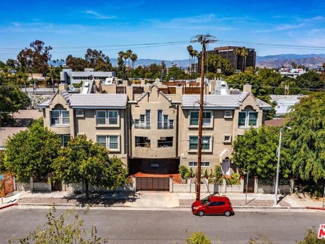 Townhouse for sale in Canoga Park, California