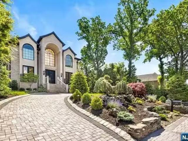 House for sale in Fort Lee