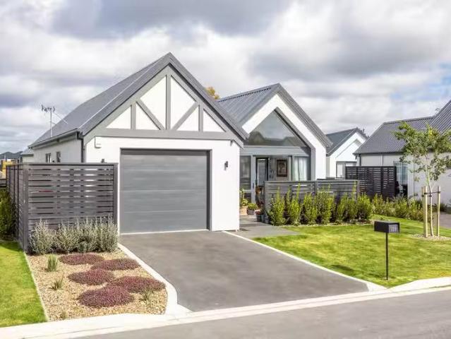 House for sale in Chaslands, Canterbury