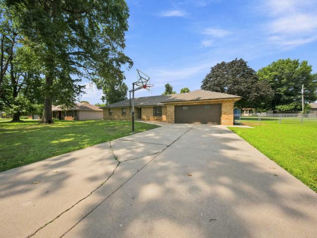 House for sale in McCroskey Estates, Nixa