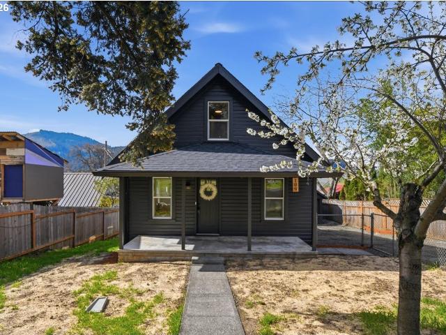 House for sale in Bingen, Washington