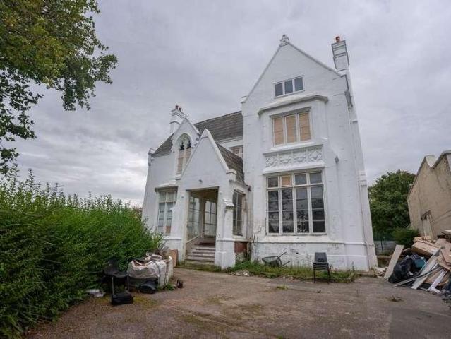House for sale in Elm Park, Calderstones
