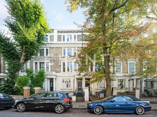 Flat for sale in North Kensington, Greater London