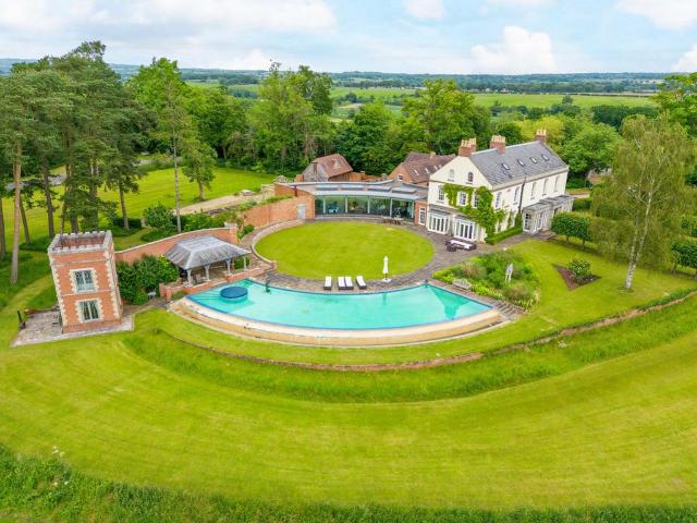 House for sale in Hanbury, Crookhill