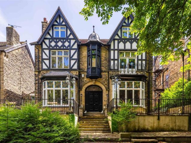 House for sale in Oakwood, West Yorkshire