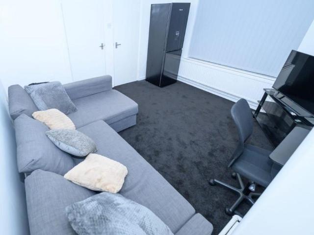 House for rent in Oak Hill Park, Calderstones