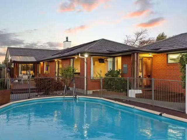 House for sale in Chaslands, Canterbury