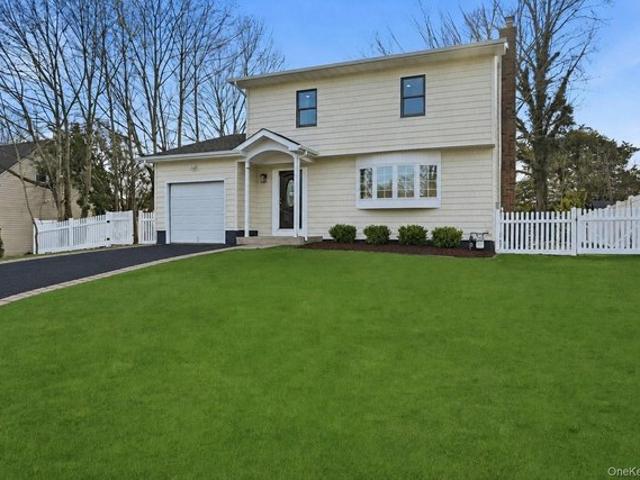 House for sale in Smithtown, New York