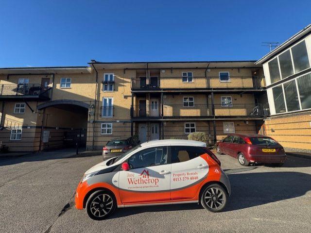 Apartment for rent in Hollin Park, Leeds