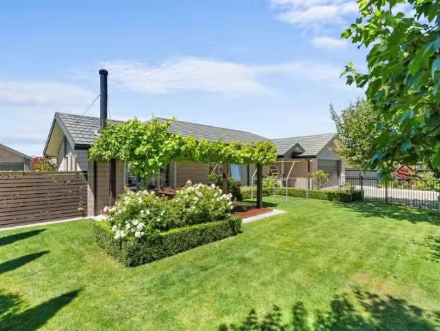 House for sale in Chaslands, Canterbury
