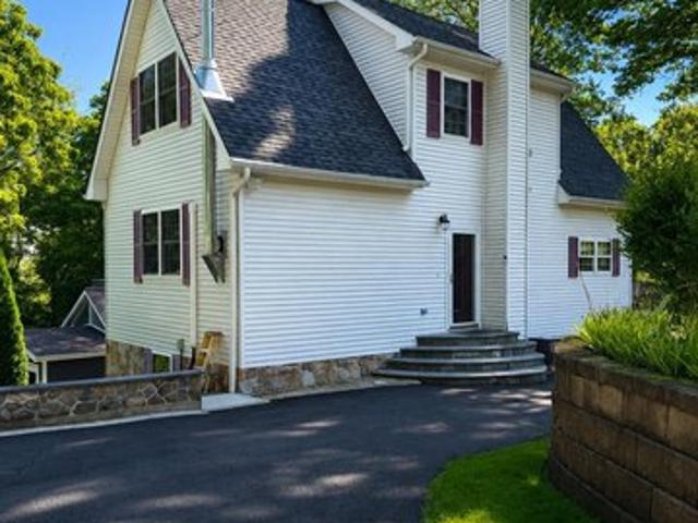 House for sale in Baldwin Place, New York