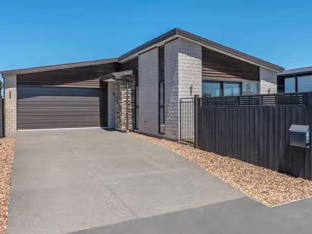 House for sale in Chaslands, Canterbury