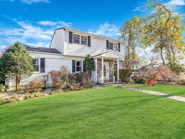 House for sale in Smithtown, New York