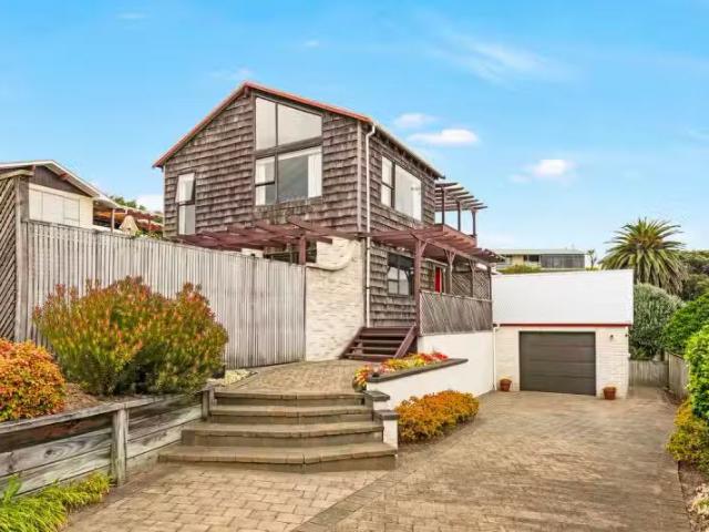 House for sale in Waikanae Beach, Wellington