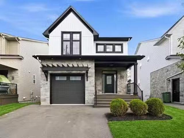 House for sale in Brookline Park, Bedford