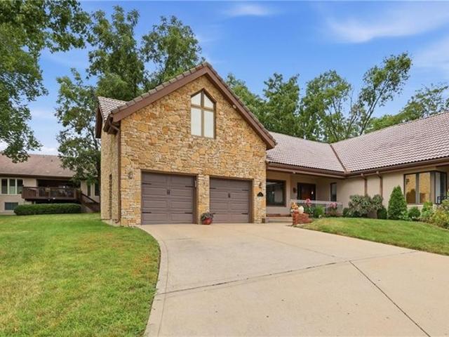 Townhouse for sale in Gladstone, Missouri