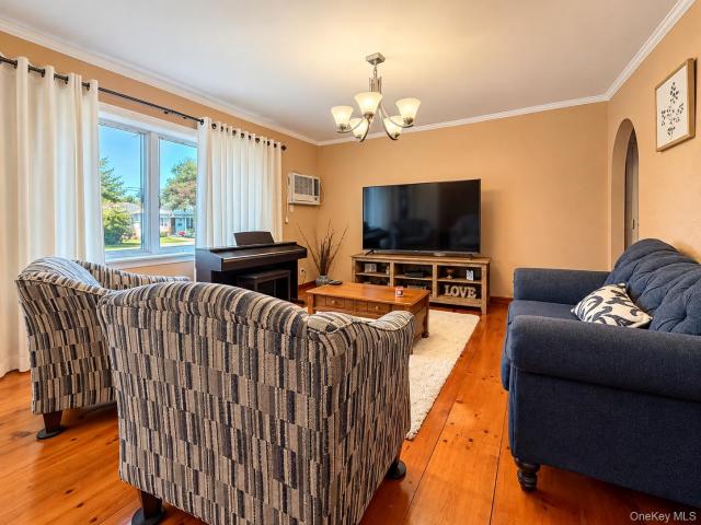 House for sale in Glenwood Landing, Nassau County