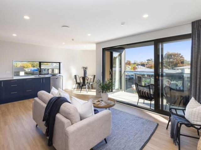 Townhouse for sale in Chaslands, Canterbury