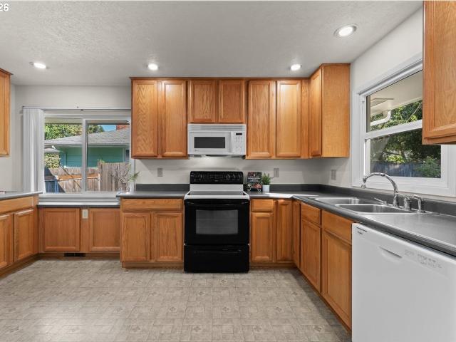 House for sale in Hector Campbell, Milwaukie