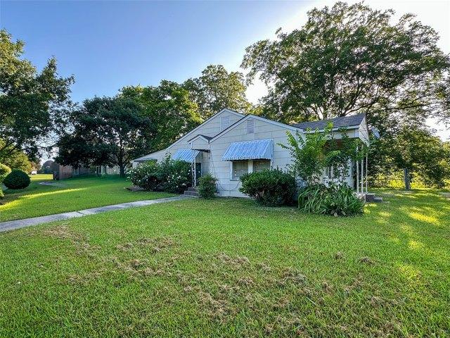 House for sale in Clarksville, Texas