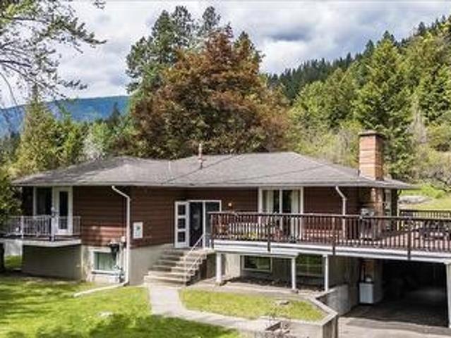 House for sale in Robson, British Columbia