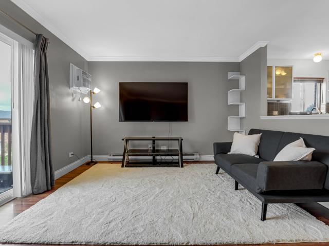 Condo for sale in Shorewood, Glendale Heights