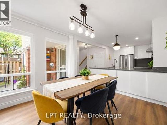Townhouse for sale in Samac, Oshawa
