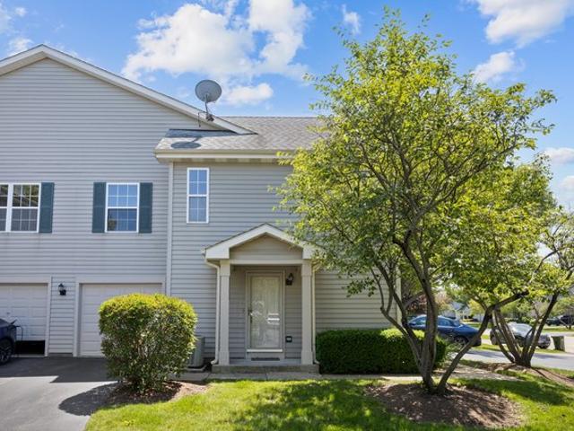 Townhouse for sale in Mundelein, Illinois